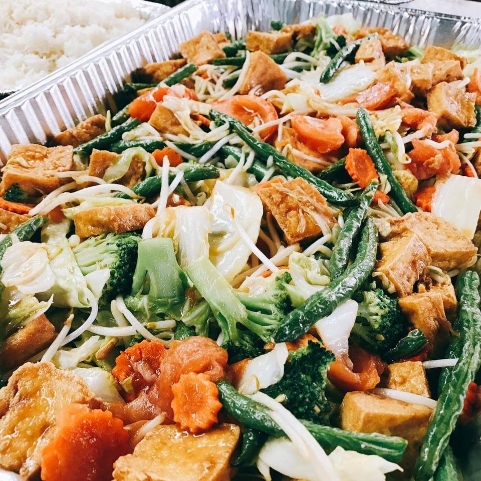STIX Eatery's Asian stir-fry with tofu, broccoli, carrots, green beans, and bean sprouts in a foil pan.